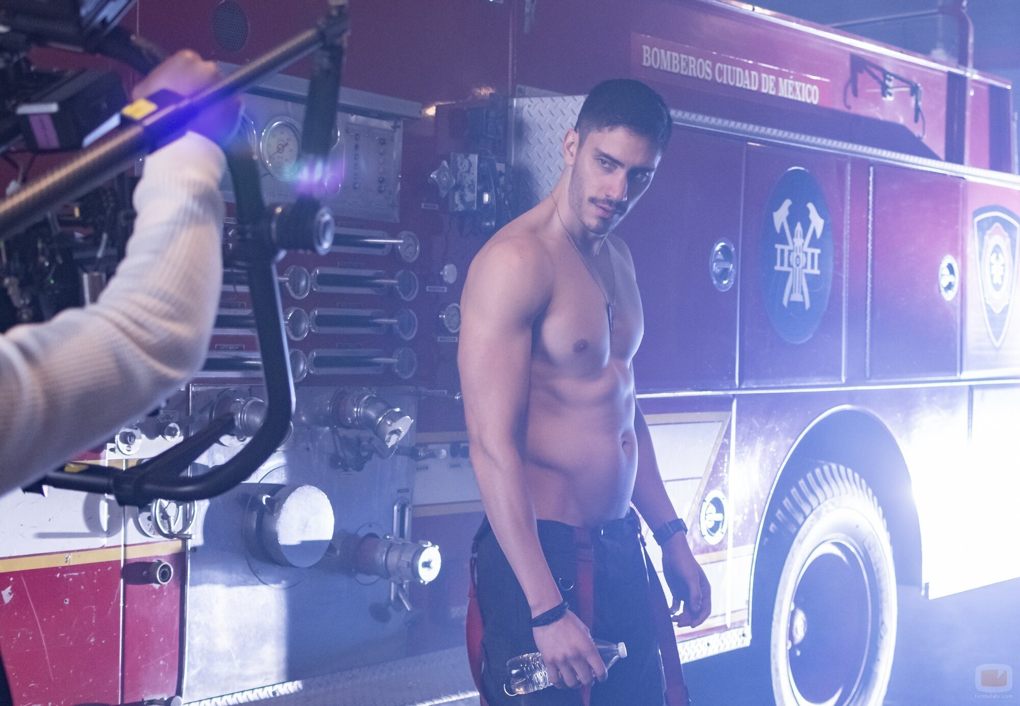 Iván Amozurrutia está que arde sin camiseta en 'Donde hubo fuego'