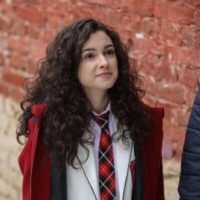 Su Burcu Yazgi Coskun es Asiye Eren en 'Hermanos' de Antena 3