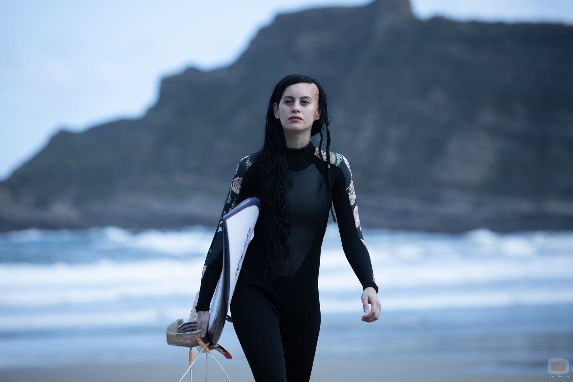 Milena Smit, con una tabla de surf en 'Alma'
