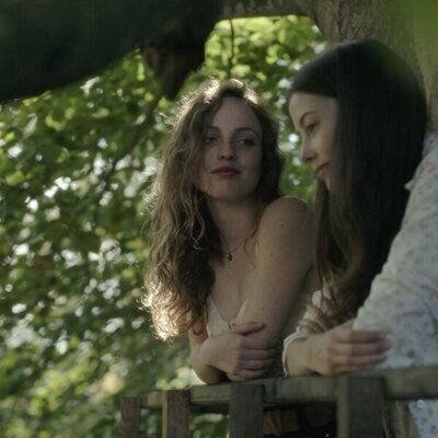 Claudia Roset, junto a Mireia Oriol en 'Alma'