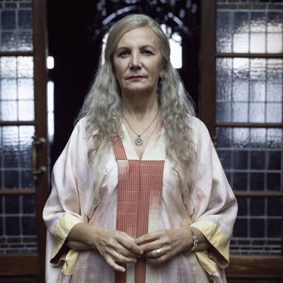 Elena Irureta, vistiendo una túnica en 'Alma'