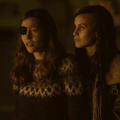 Mireia Oriol y Milena Smit, en 'Alma'