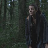 Mireia Oriol camina por el bosque en 'Alma'