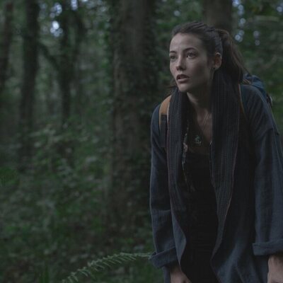 Mireia Oriol camina por el bosque en 'Alma'