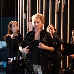 Deborah Vance se prepara para salir a escena en 'Hacks'