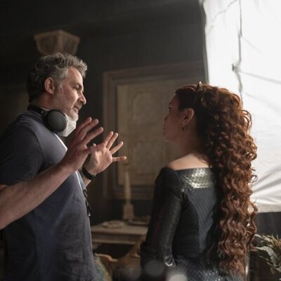 Miguel Sapochnik y Olivia Cooke en el rodaje de 'La Casa del Dragón'