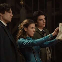 Henry Cavill, Millie Bobby Brown y Louis Partridge en 'Enola Holmes 2'