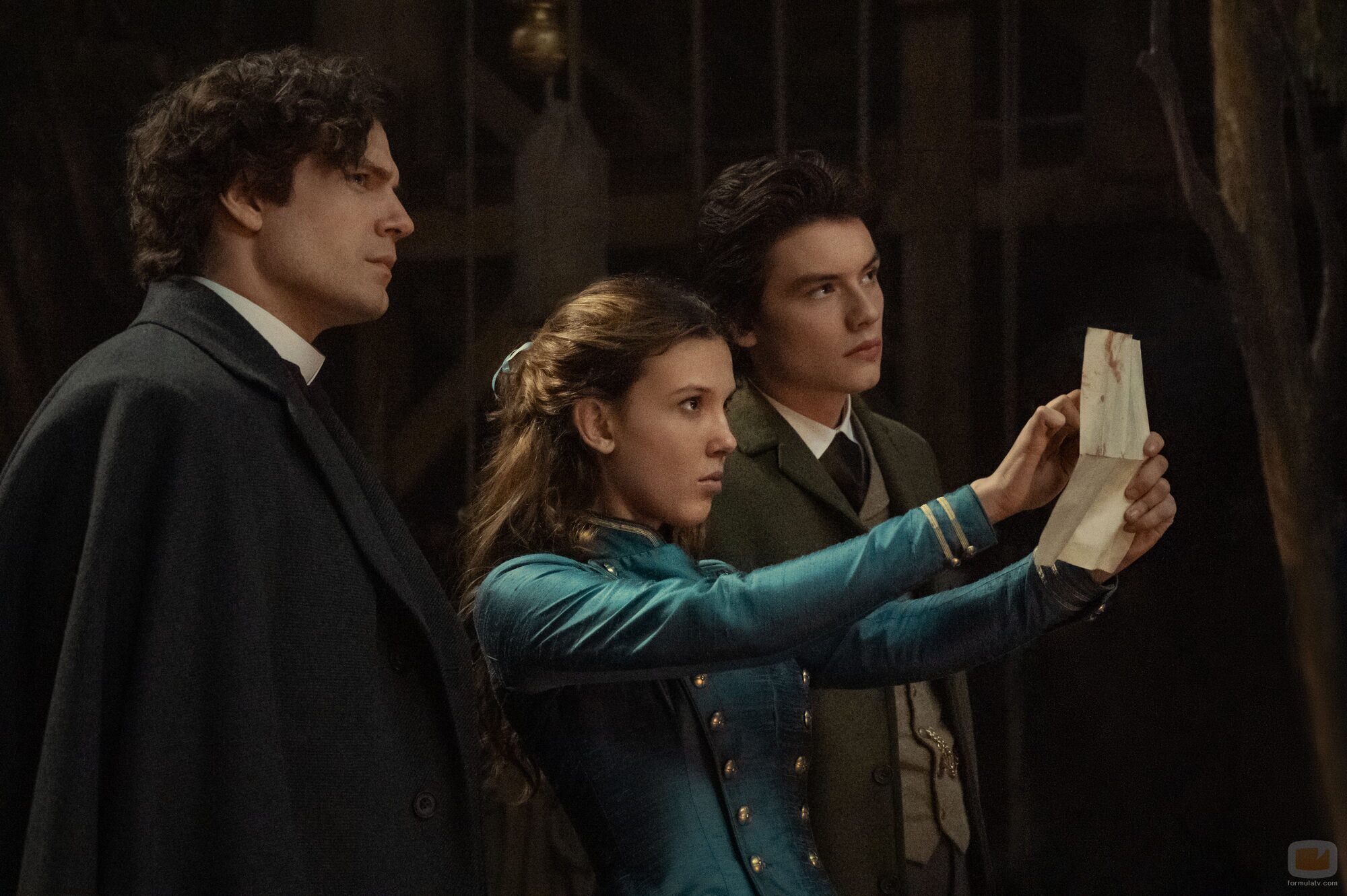 Henry Cavill, Millie Bobby Brown y Louis Partridge en 'Enola Holmes 2'