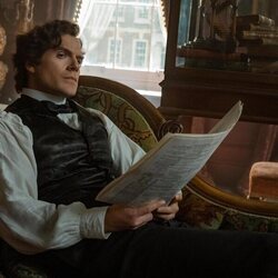 Henry Cavill lee en 'Enola Holmes 2'