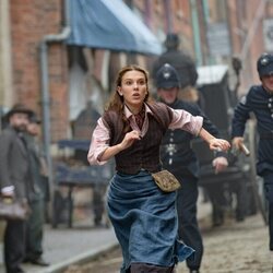 Millie Bobby Brown, a la carrera en 'Enola Holmes 2'