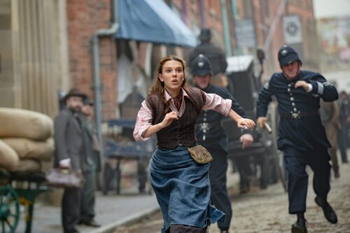 Millie Bobby Brown, a la carrera en 'Enola Holmes 2'