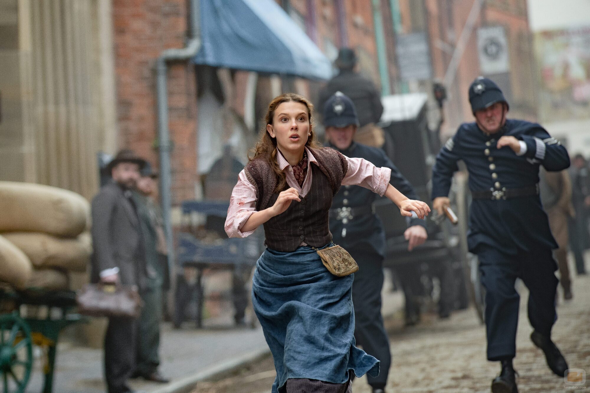 Millie Bobby Brown, a la carrera en 'Enola Holmes 2'