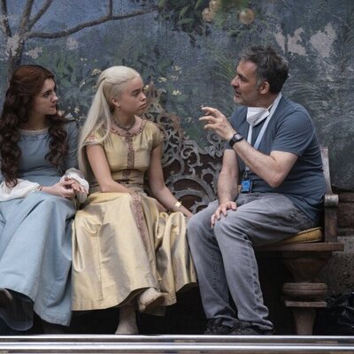 Emily Carey y Milly Alcock escuchan a Miguel Sapochnik en el rodaje de 'La Casa del Dragón'