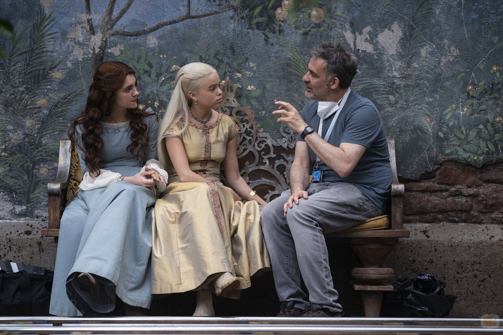 Emily Carey y Milly Alcock escuchan a Miguel Sapochnik en el rodaje de 'La Casa del Dragón'