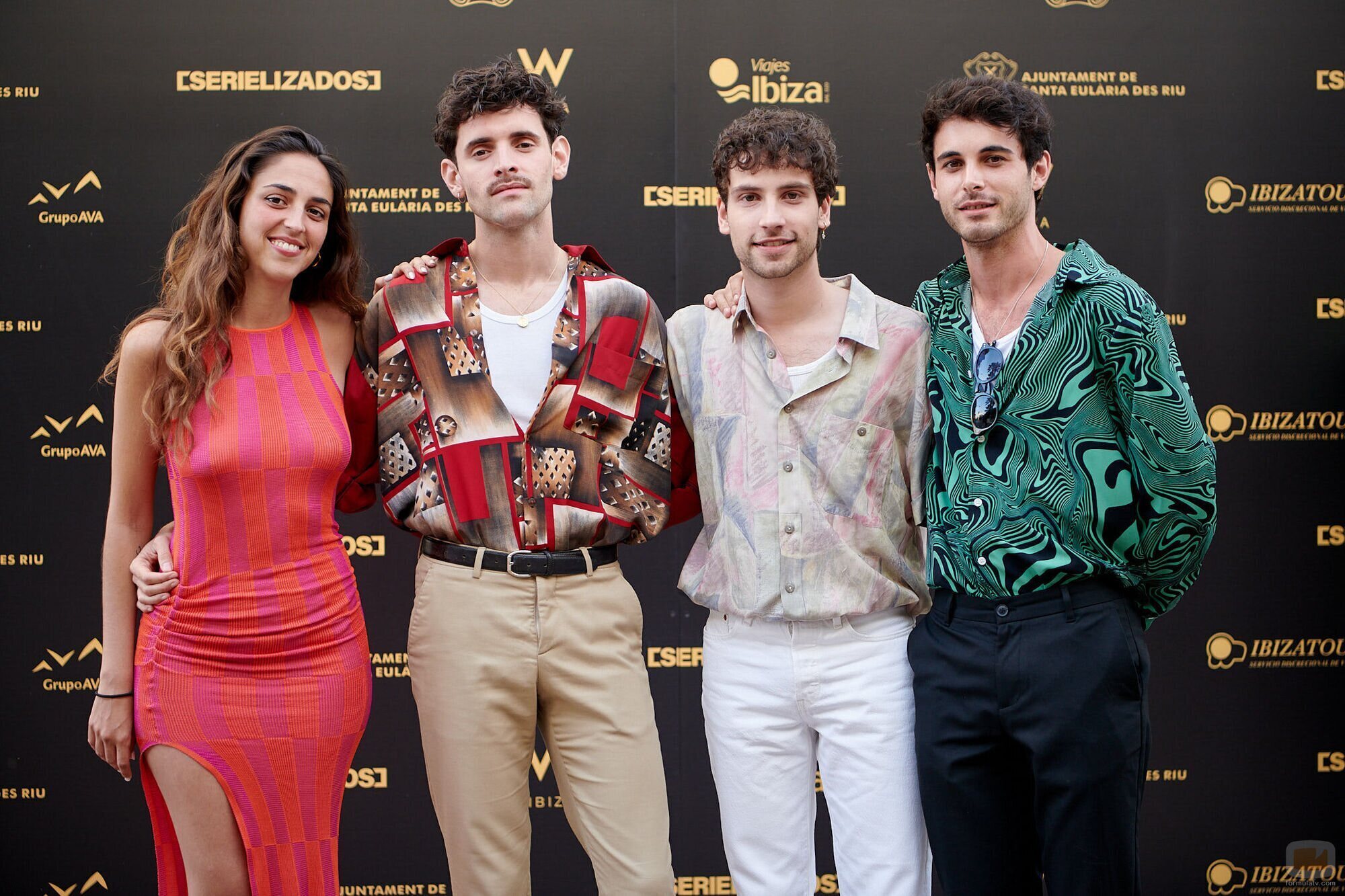 Alba Riera con algunos actores de 'Merlí' en el Serielizados Fest