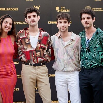 Alba Riera con algunos actores de 'Merlí' en el Serielizados Fest