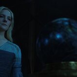 Galadriel mira una bola de cristal en 'El Señor de los Anillos: Los Anillos de Poder'
