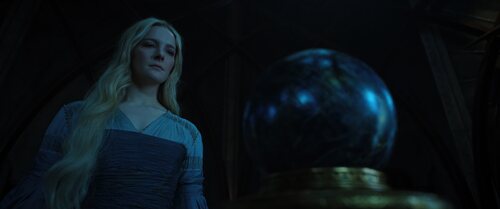Galadriel mira una bola de cristal en 'El Señor de los Anillos: Los Anillos de Poder'