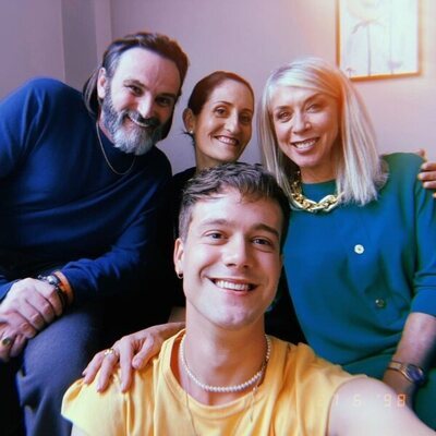 Fernando Tejero y Eva Isanta junto a los fichajes de la temporada 13 de 'LQSA'