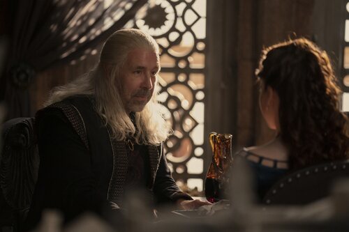 El rey Viserys conversa con Alicent en el segundo episodio de 'La Casa del Dragón'