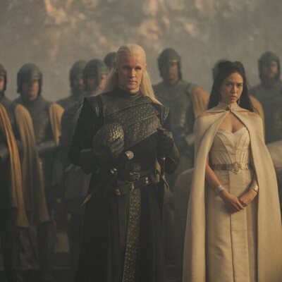 Matt Smith junto a Sonoya Mizuno en 'La Casa del Dragón'