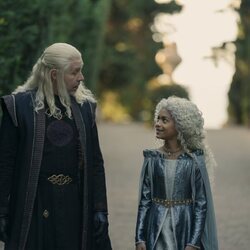 El rey Viserys charla con Laena Velaryon en el segundo episodio de 'La Casa del Dragón'