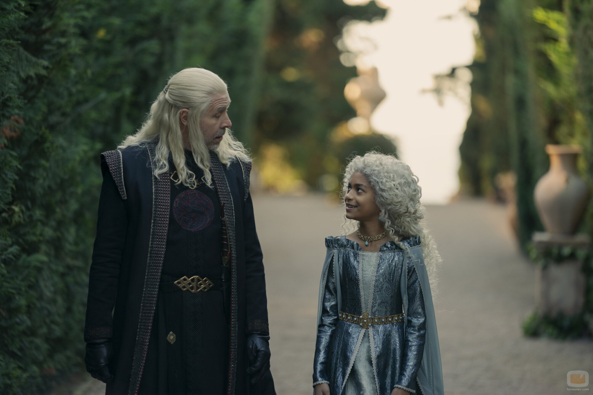 El rey Viserys charla con Laena Velaryon en el segundo episodio de 'La Casa del Dragón'