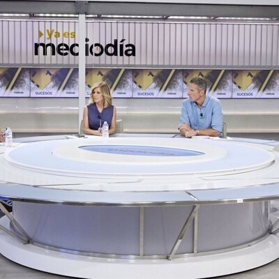 Joaquín Prat junto a los colaboradores de 'Ya es mediodía'