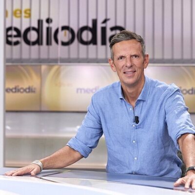 Joaquín Prat posa en el plató de 'Ya es mediodía'