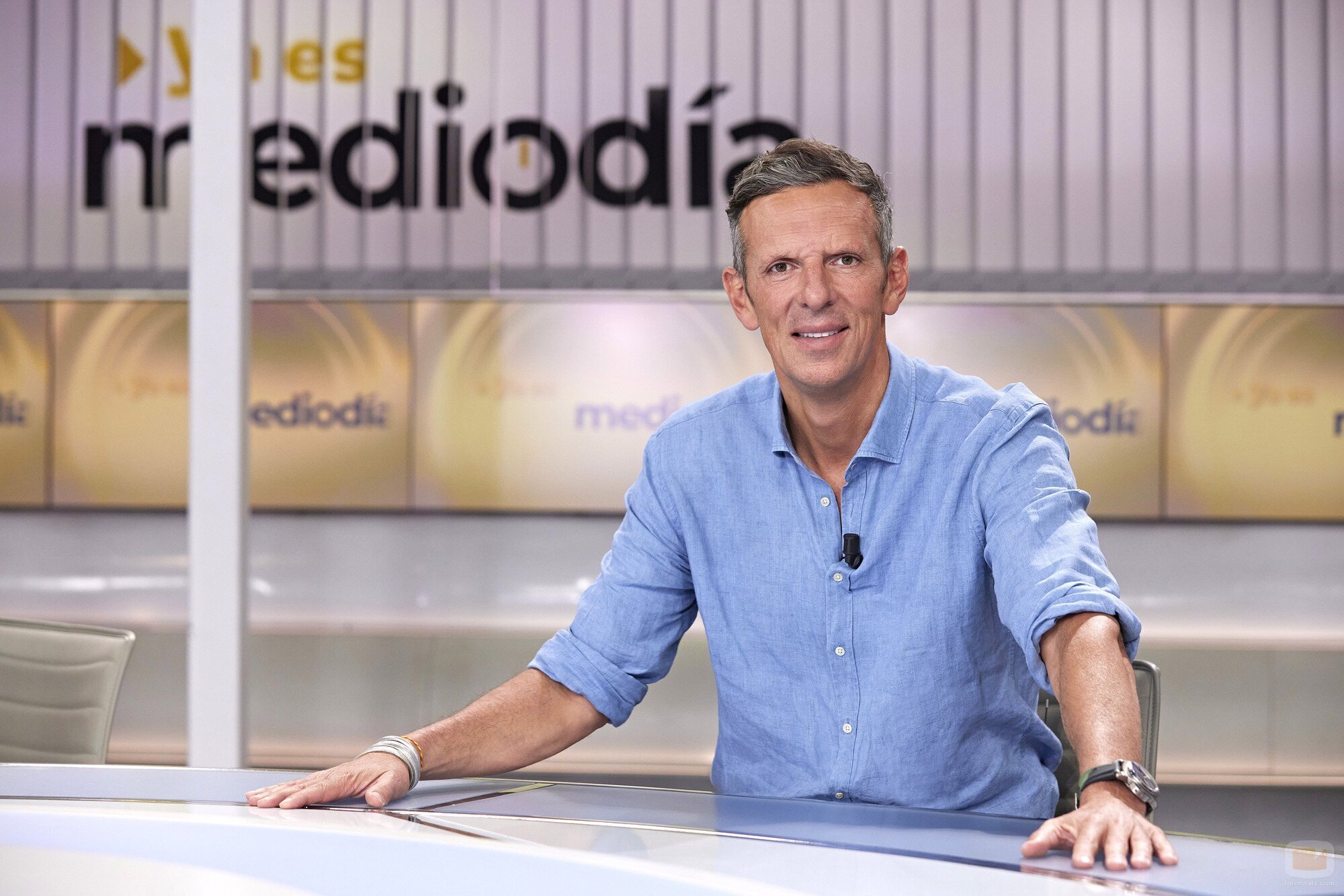 Joaquín Prat posa en el plató de 'Ya es mediodía'