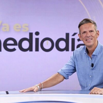 Joaquín Prat, junto a la pantalla informativa de 'Ya es mediodía'