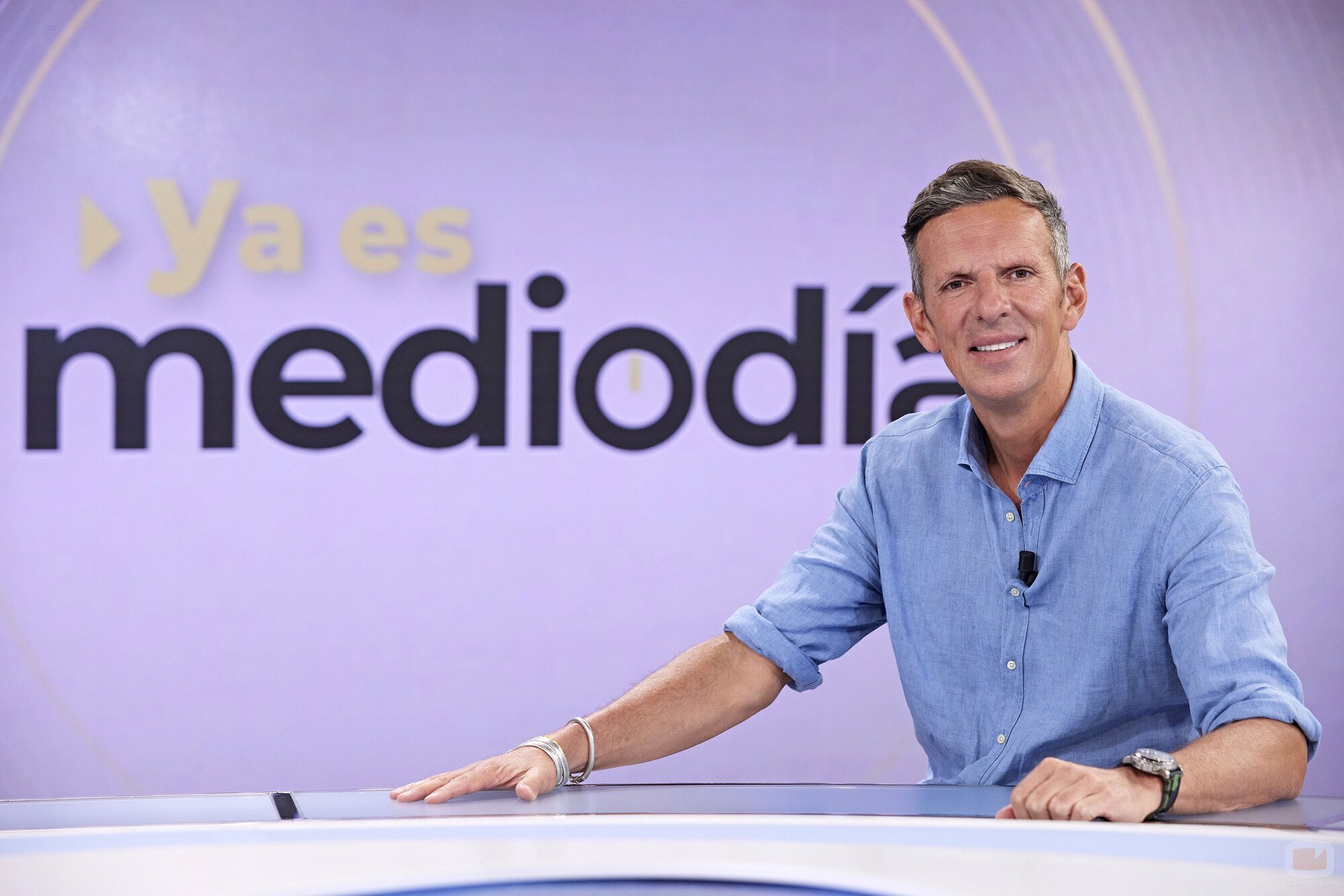 Joaquín Prat, junto a la pantalla informativa de 'Ya es mediodía'