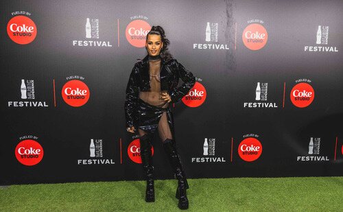 Chanel muestra su look de entrada al Coca-Cola Music Experience 2022