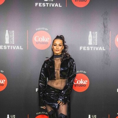 Posado de Chanel en el photocall del Coca-Cola Music Experience 2022