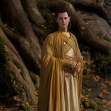 Benjamin Walker vistiendo una túnica dorada en 'El Señor de los Anillos: Los Anillos de Poder'