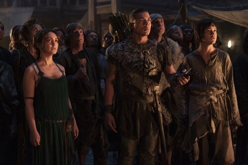 Nazanin Boniadi, Ismael Cruz Córdova y Tyroe Muhafidin en 'El Señor de los Anillos: Los Anillos de Poder'