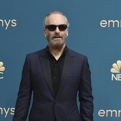 Bob Odenkirk en la alfombra roja de los premios Emmy 2022