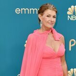 Connie Britton posa en la alfombra roja de los premios Emmy 2022