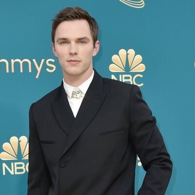 Nicholas Hoult en la alfombra roja de los Premios Emmy 2022