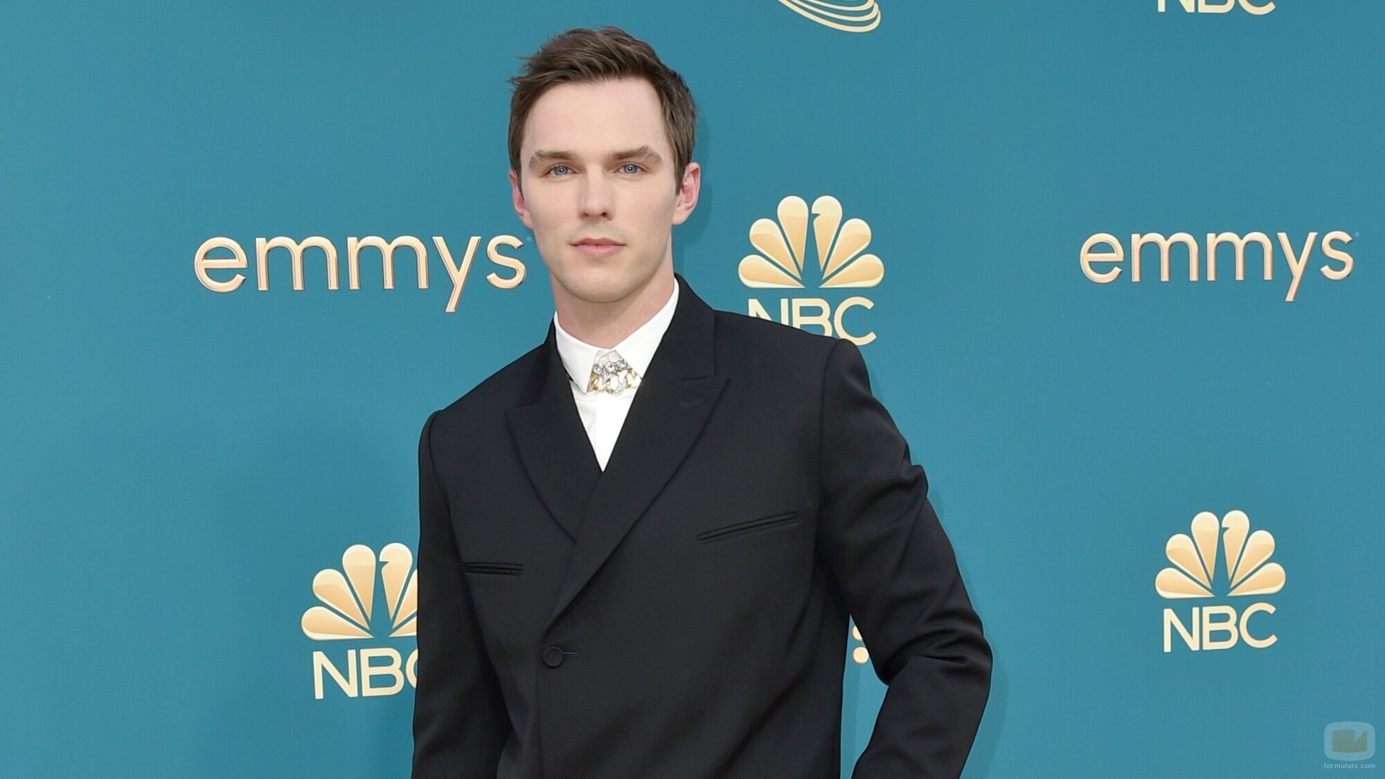 Nicholas Hoult en la alfombra roja de los Premios Emmy 2022