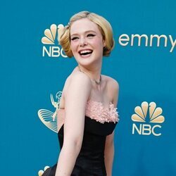 Elle Faning, muy sonriente en la alfombra roja de los Premios Emmy 2022