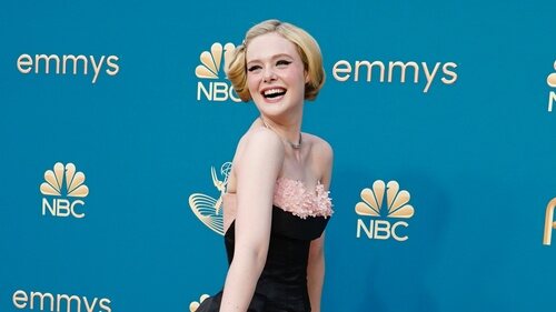 Elle Faning, muy sonriente en la alfombra roja de los Premios Emmy 2022