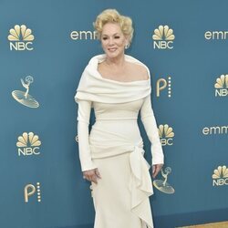 Jean Smart posa en la alfombra roja de los Premios Emmy 2022
