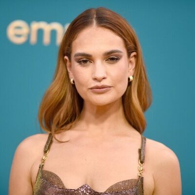 Lily James posa en la alfombra roja de los Premios Emmy 2022