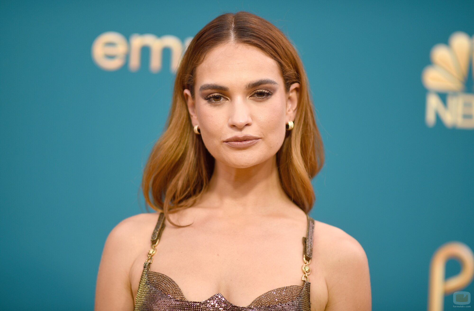 Lily James posa en la alfombra roja de los Premios Emmy 2022