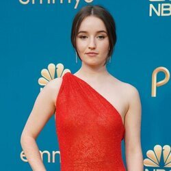 Kaitlyn Dever en la alfombra roja de los Premios Emmy 2022