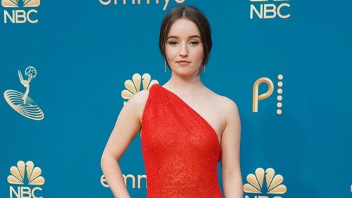 Kaitlyn Dever en la alfombra roja de los Premios Emmy 2022