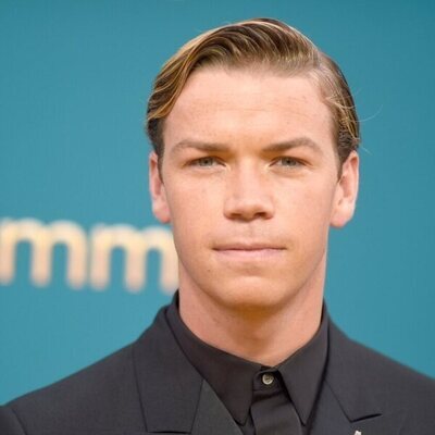 Will Poulter posa en la alfombra roja de los Premios Emmy 2022