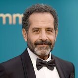 Tony Shalhoub, sonriente en la alfombra roja de los Premios Emmy 2022
