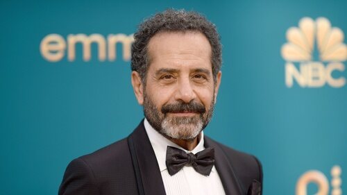 Tony Shalhoub, sonriente en la alfombra roja de los Premios Emmy 2022